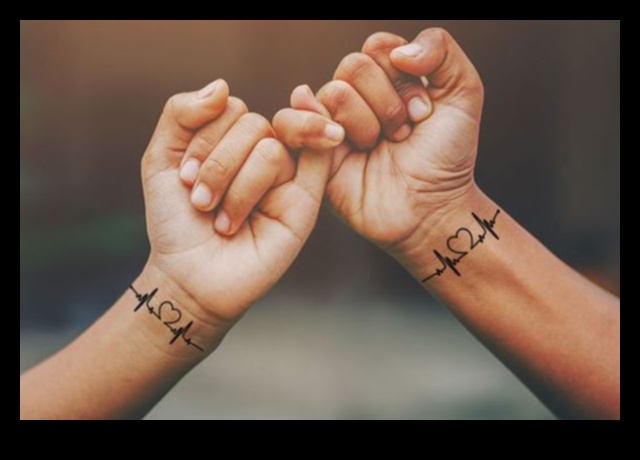 Whispers of Love: Ζευγάρι Τατουάζ που μιλούν με γλώσσα αφοσίωσης