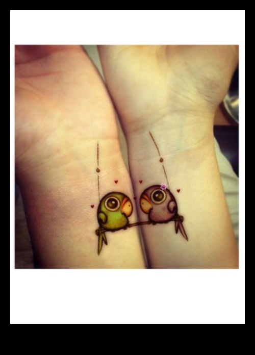 Whispers of Love: Ζευγάρι Τατουάζ που μιλούν με γλώσσα αφοσίωσης