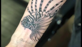 Πτερύγια και φτερά: Βουτήξτε σε περιπέτειες τατουάζ υδρόβιων ζώων